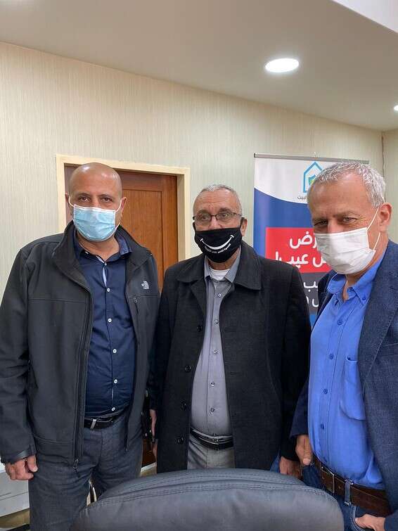 פרויקטור הקורונה נחמן אש עם ראש עיריית קלנסוואה וממונה הקורונה במגזר // צילום: משרד הבריאות